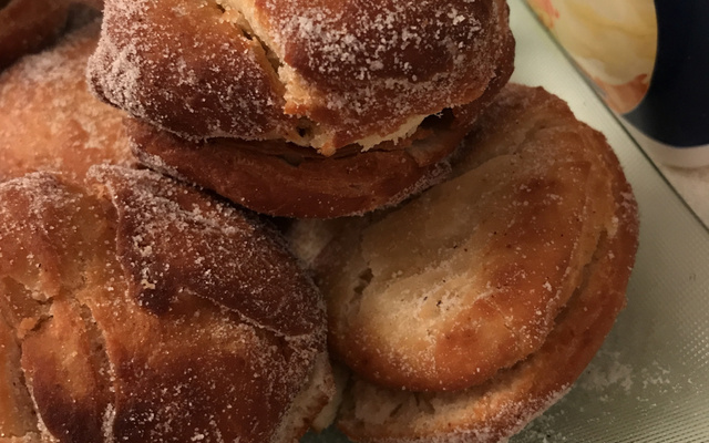 Sonho com recheio de doce de leite