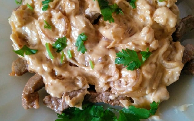 Bife acebolado com molho de maionese