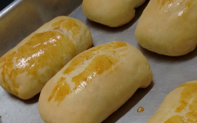 Pão recheado com presunto e queijo