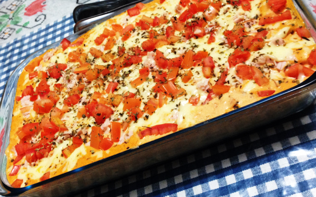 Macarrão com requeijão e peito de peru