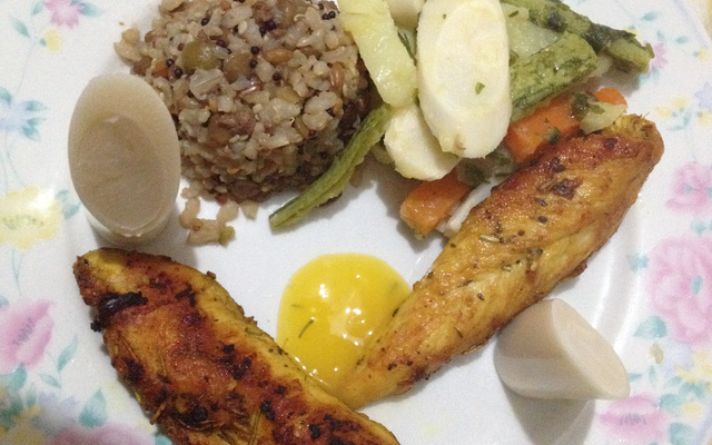 Frango com alecrim e legumes salteados