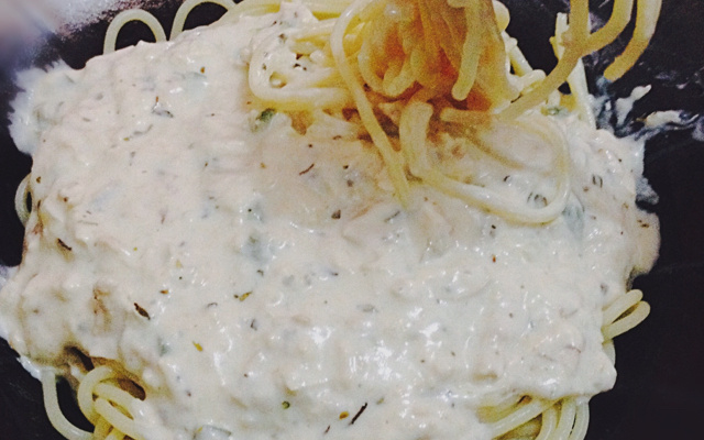 Macarrão ao molho branco com frango