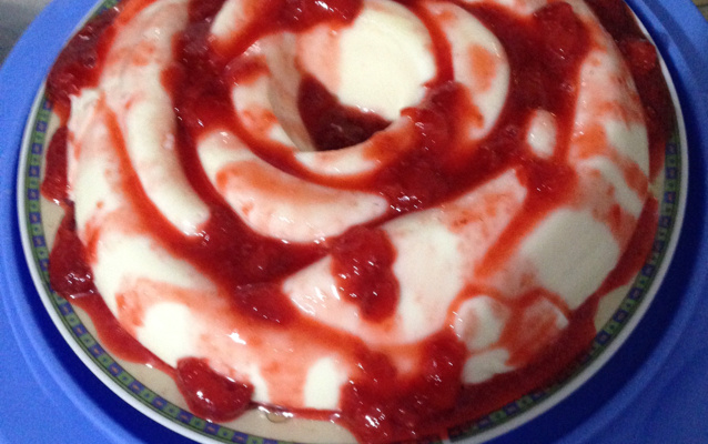 Flan de iogurte com calda de goiaba