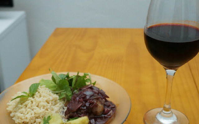 Contra-filé ao molho de vinho tinto