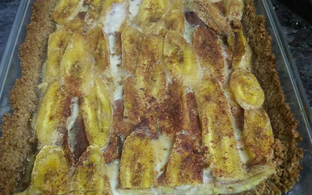 Torta integral de banana com granola