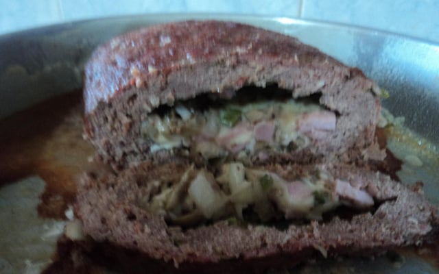 Bolo de carne moída recheado