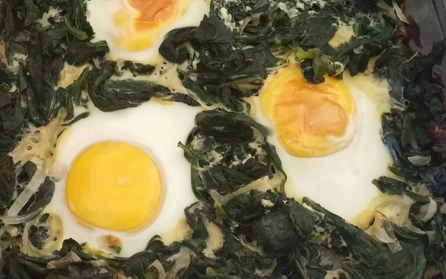 Espinafre com ovo no forno