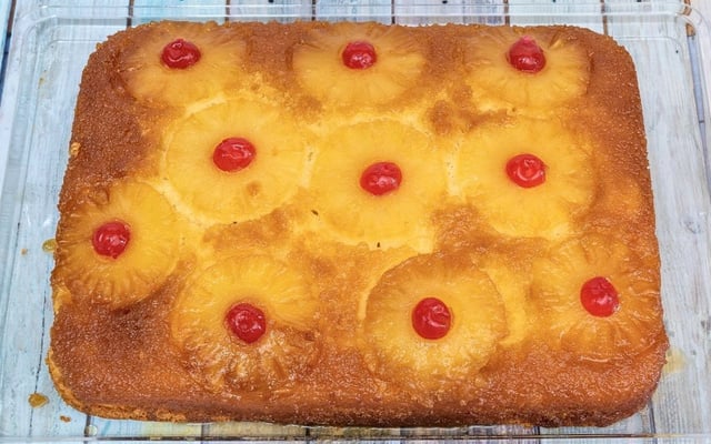 Bolo de abacaxi caramelizado e invertido em formato retangular
