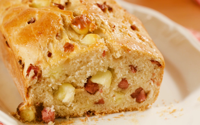 Pão de arroz com calabresa e queijo coalho