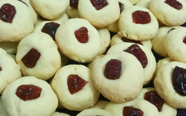 Biscoitinhos amanteigados com goiabada