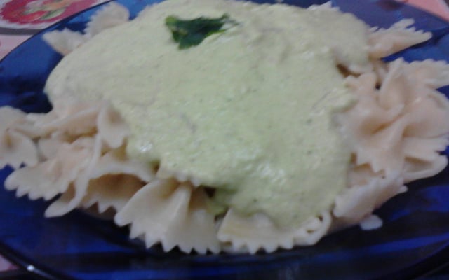 Macarrão ao molho de abobrinha e cream cheese