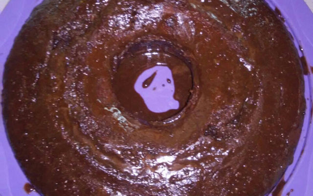 Bolo simples com cobertura de chocolate