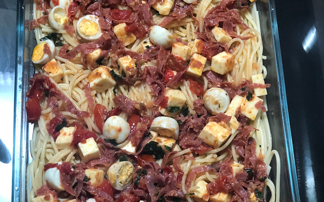 Espaguete com Tomatinho Uva e Salaminho