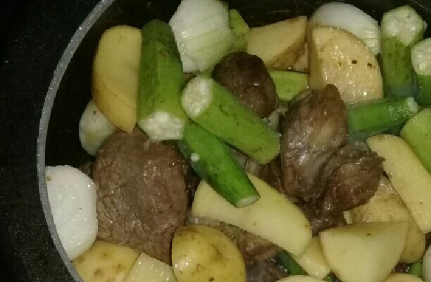 Picadinho de carne com quiabo