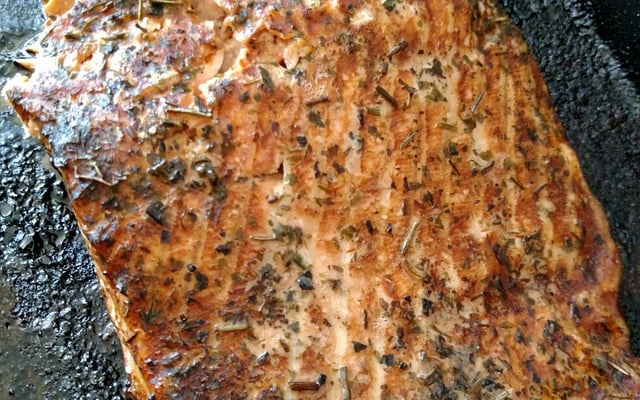 Salmão assado ao molho shoyu e especiarias