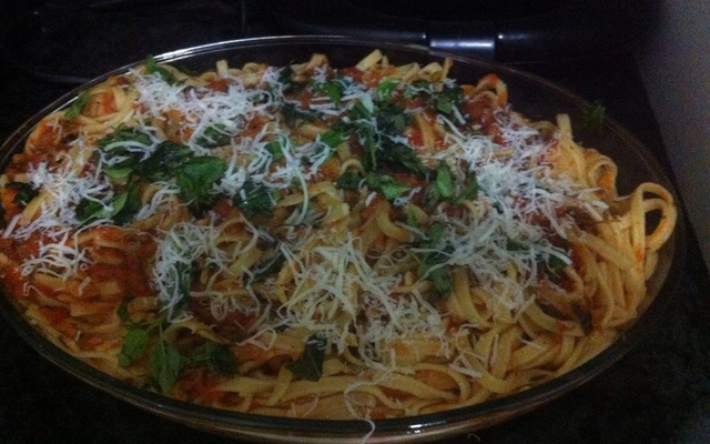 Macarronada italiana com molho de tomate caseiro