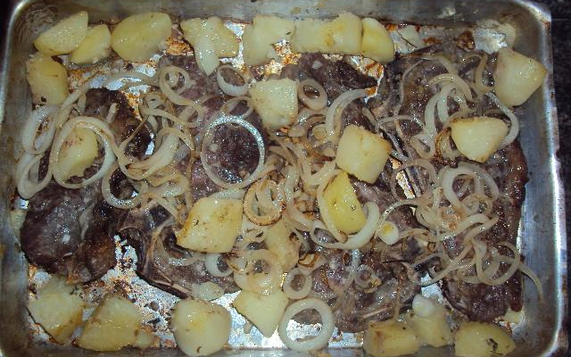 Chuleta assada com batatas