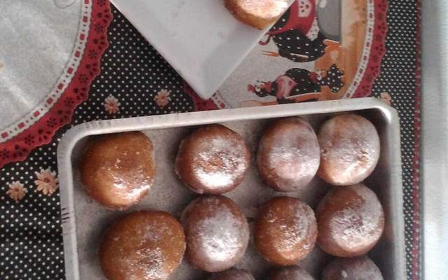 Sonho com recheio de doce de leite