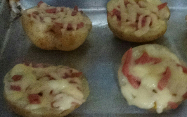 Batata recheada com presunto e queijo