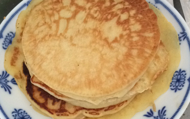 Panqueca americana com calda de chocolate