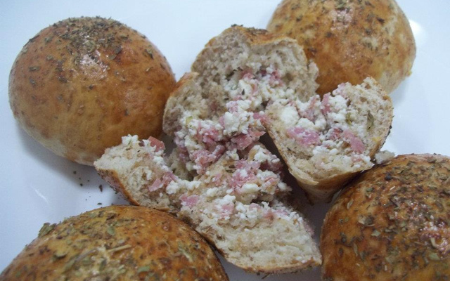 Pão integral recheado com ricota e presunto de peru