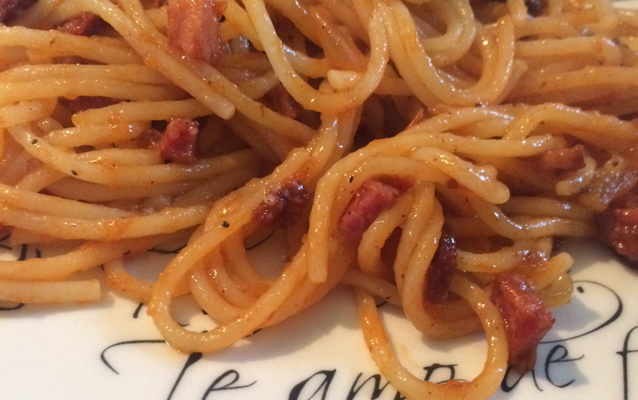 Macarrão com bacon, rúcula e tomate seco