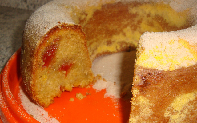 Bolo de fubá com goiabada