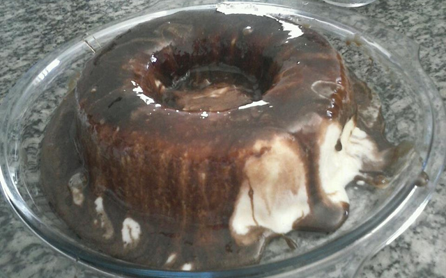 Pudim de sorvete com calda de chocolate