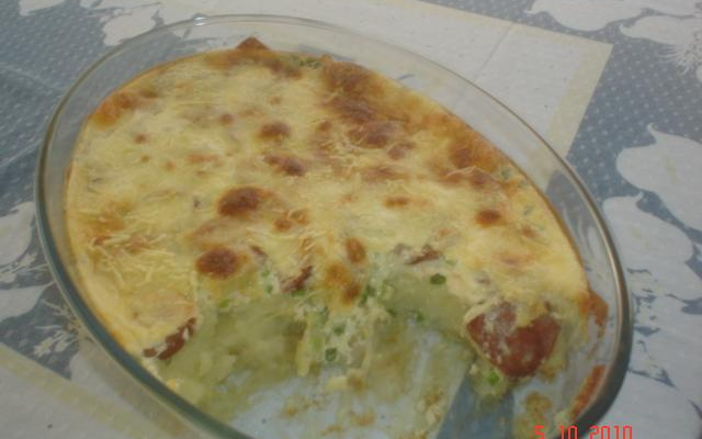 Batata gratinada de calabresa com queijo