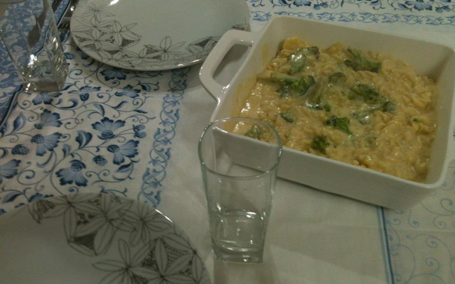 Macarrão com molho de queijo e brócolis