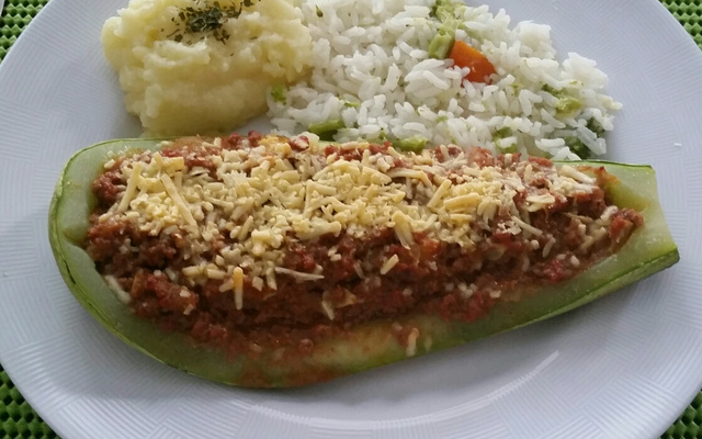 Canoa de abobrinha recheada com carne moída