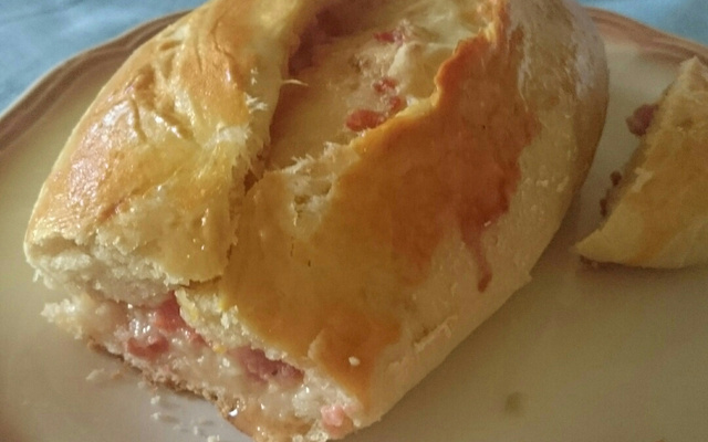 Pão recheado com presunto