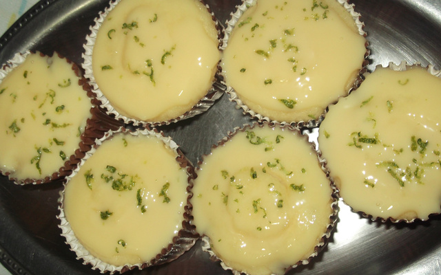 Bolinho de limão com cobertura de leite condensado