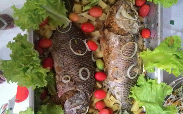 Peixe Assado Recheado com farofa de Alcaparra