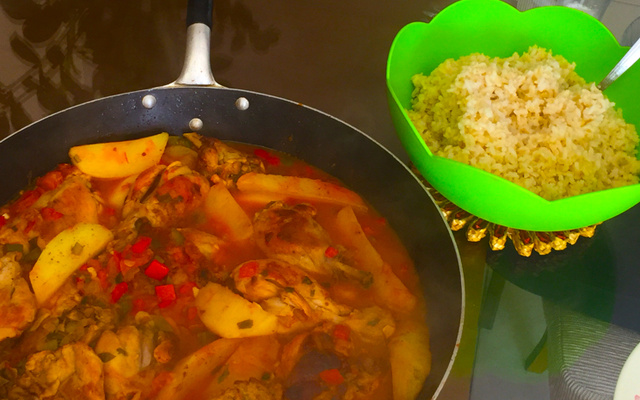 Almoço light delicioso (frango de caçarola, espinafre e arroz integral)
