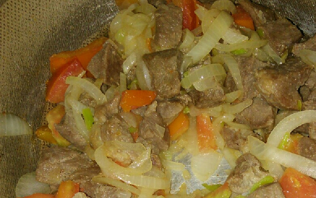 Carne seca acebolada com tomate