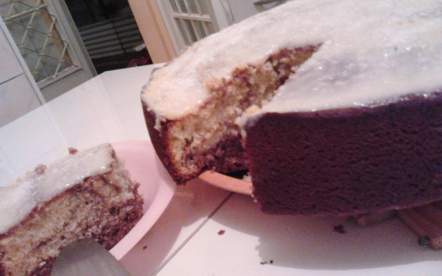 Bolo mesclado com cobertura de beijinho