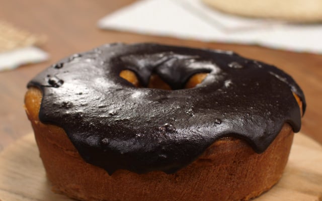 Cobertura de chocolate durinha sobre bolo simples redondo