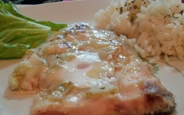 Filé de peixe ao forno com leite de coco
