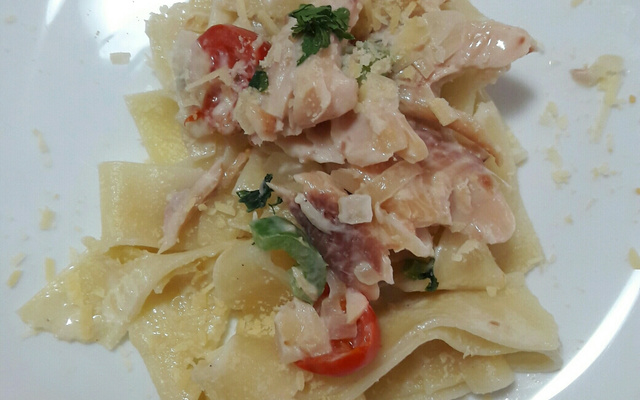 Talharim com truta defumada