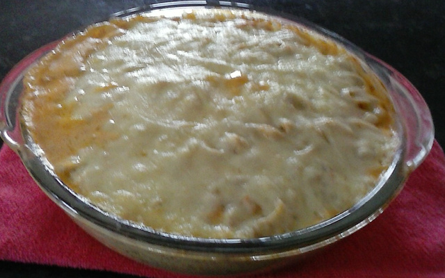 Macarrão ao molho branco e frango desfiado