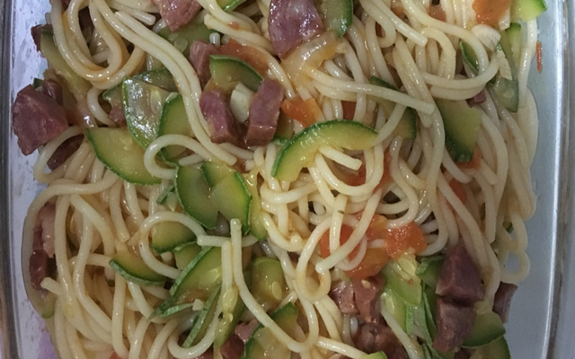 Macarrão com abobrinha e calabresa