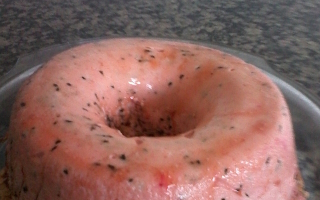 Pudim de claras de morango com gotas de chocolate