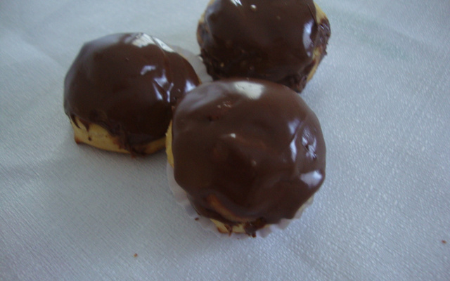 Carolina ou bomba de doce de leite com chocolate