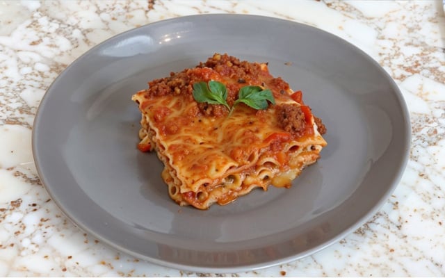 Lasanha de carne e molho branco