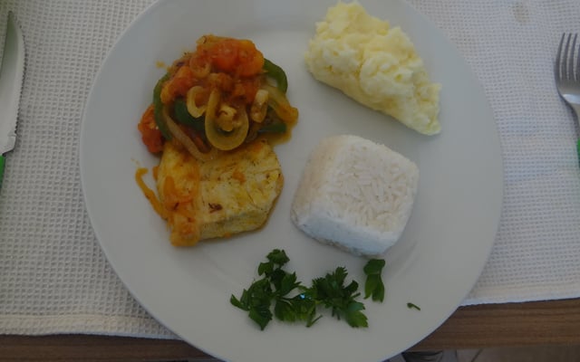 Filé de tilápia ao molho dendê