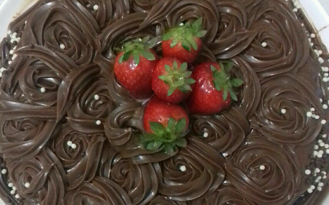 bolo de brigadeiro com morangos