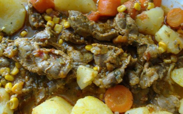 Moelas com batatas, cenouras e milho verde