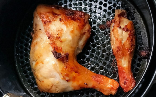 Coxa e sobrecoxa na airfryer dentro da cesta