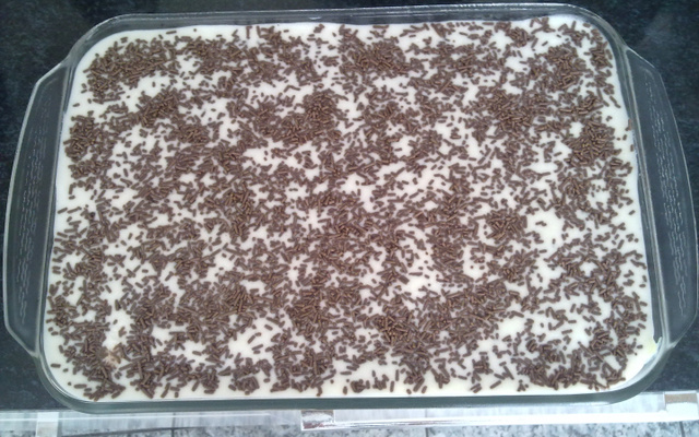 Pavê de chocolate com biscoito champagne